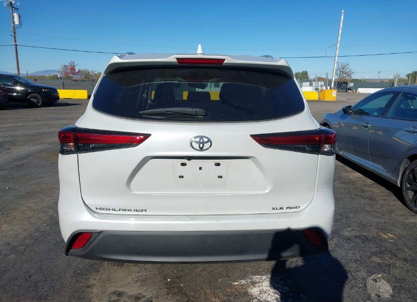 Photo 15 of 2022 Toyota Highlander XLE (VIN 5TDHZRBHXNS230942)