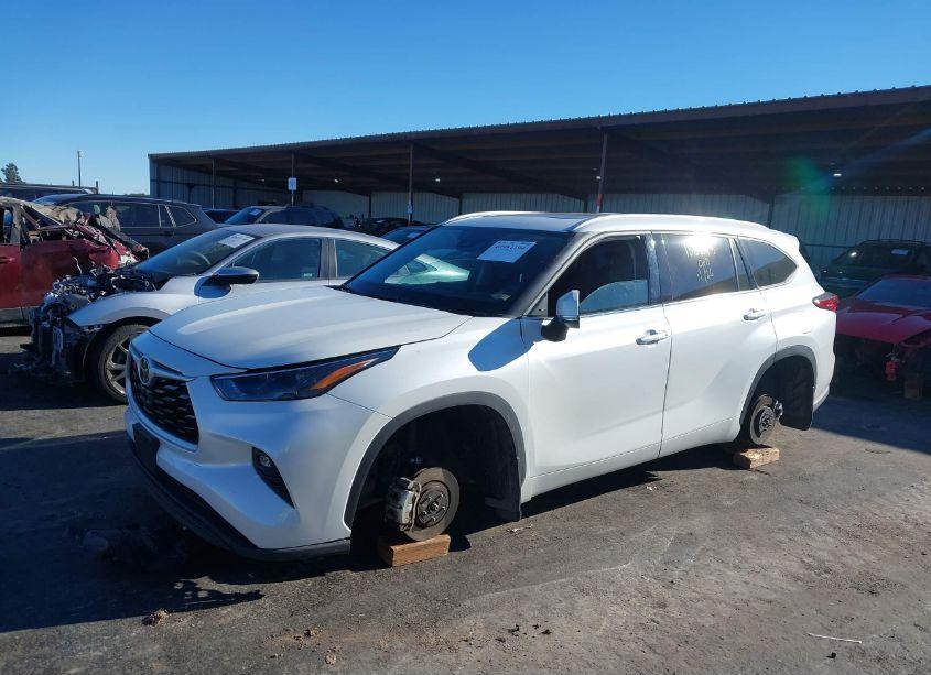 Photo 2 of 2022 Toyota Highlander XLE (VIN 5TDHZRBHXNS230942)