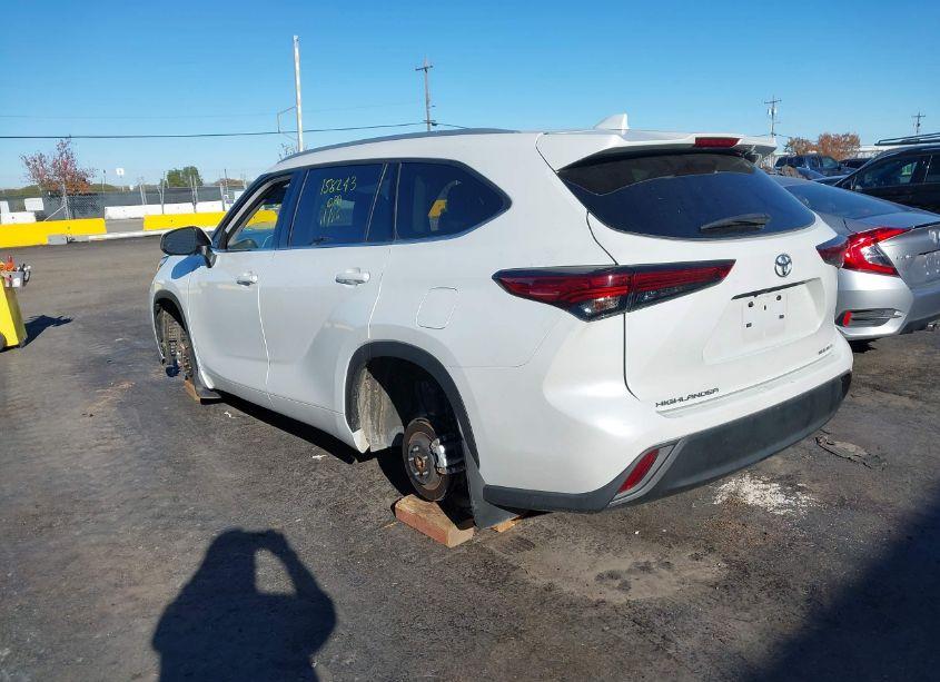 Photo 3 of 2022 Toyota Highlander XLE (VIN 5TDHZRBHXNS230942)