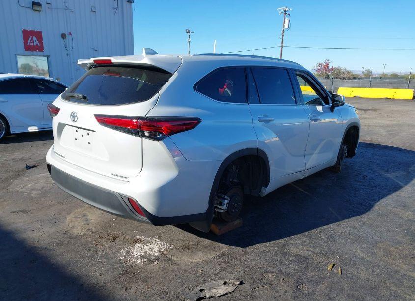 Photo 4 of 2022 Toyota Highlander XLE (VIN 5TDHZRBHXNS230942)