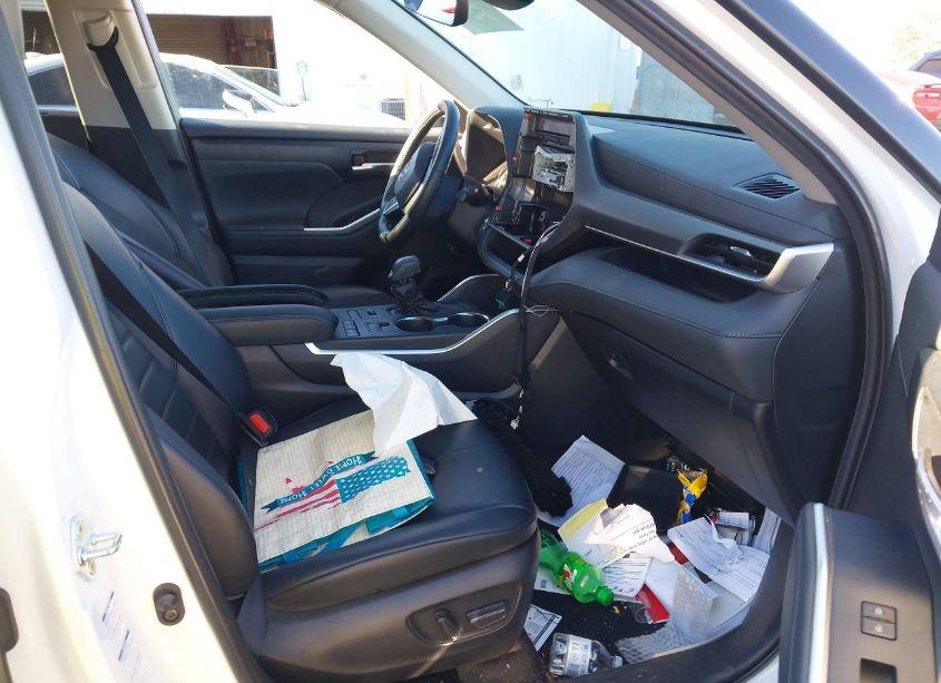 Photo 5 of 2022 Toyota Highlander XLE (VIN 5TDHZRBHXNS230942)