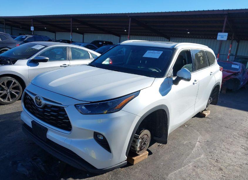 Photo 6 of 2022 Toyota Highlander XLE (VIN 5TDHZRBHXNS230942)