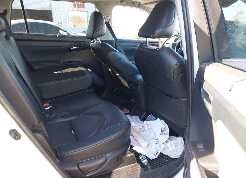 Photo 8 of 2022 Toyota Highlander XLE (VIN 5TDHZRBHXNS230942)