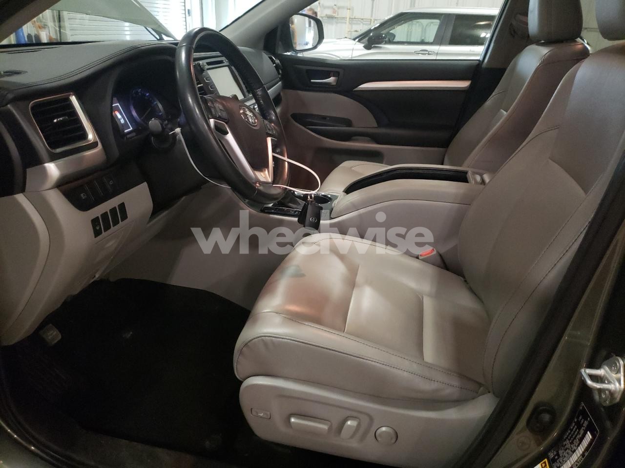 Photo 7 of 2019 TOYOTA HIGHLANDER HYBRID (VIN 5TDJGRFH0KS076125)