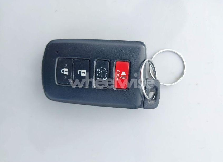 Photo 11 of 2019 Toyota Highlander HYBRID XLE (VIN 5TDJGRFH1KS055686)