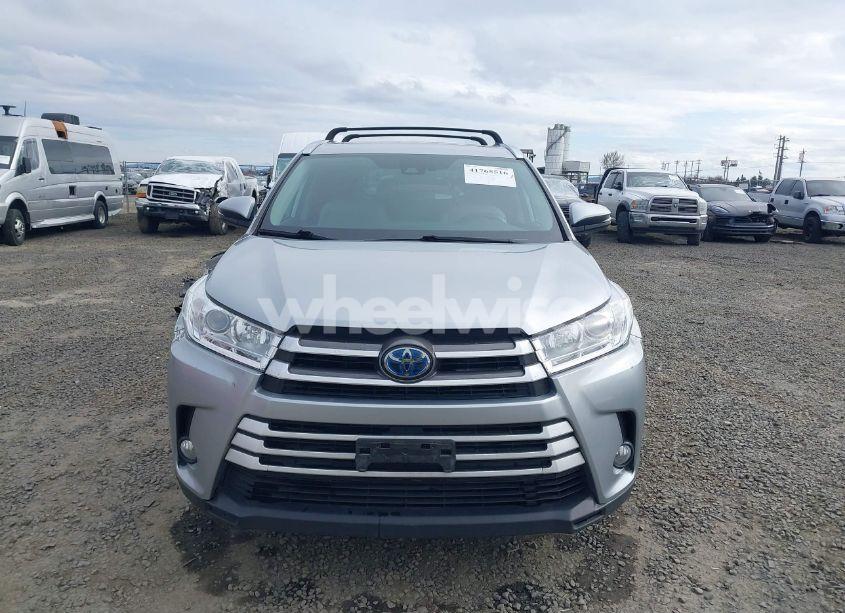 Photo 13 of 2019 Toyota Highlander HYBRID XLE (VIN 5TDJGRFH1KS055686)