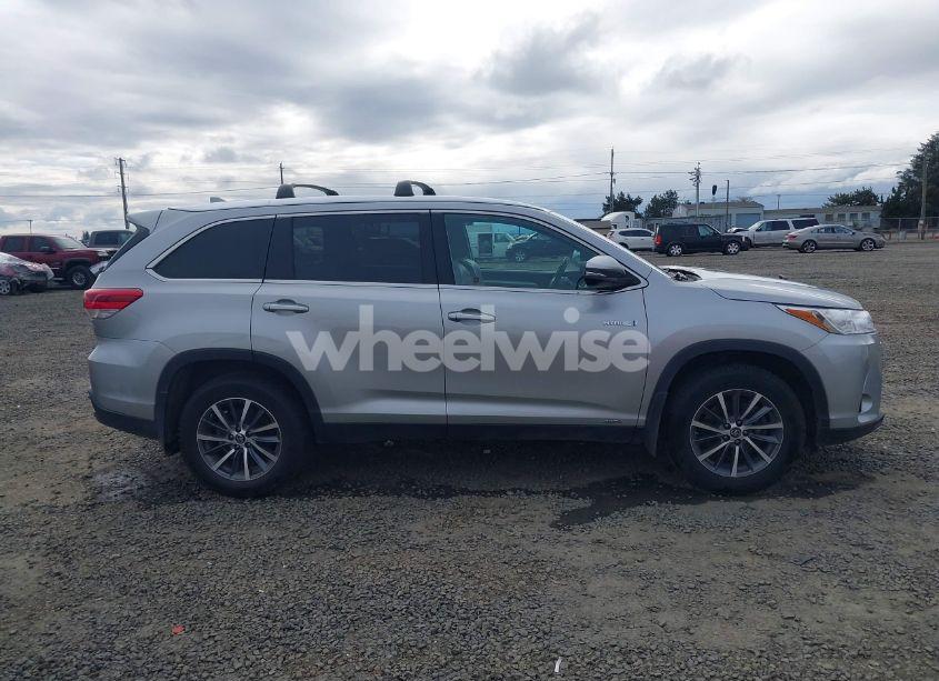 Photo 14 of 2019 Toyota Highlander HYBRID XLE (VIN 5TDJGRFH1KS055686)