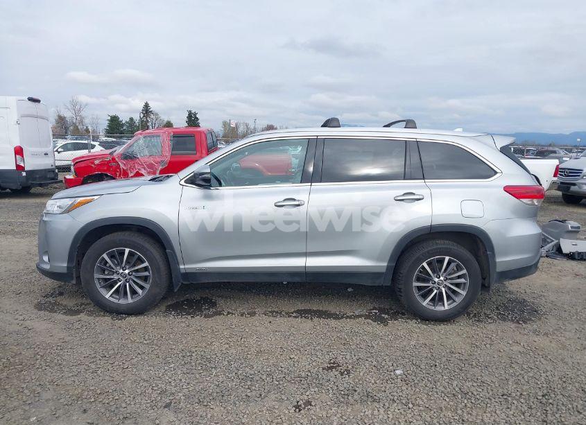 Photo 15 of 2019 Toyota Highlander HYBRID XLE (VIN 5TDJGRFH1KS055686)