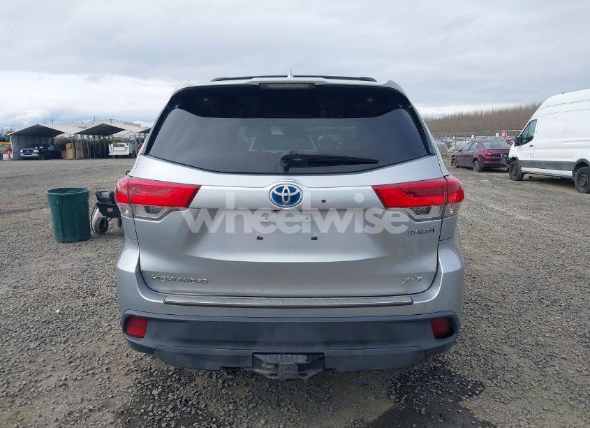 Photo 17 of 2019 Toyota Highlander HYBRID XLE (VIN 5TDJGRFH1KS055686)