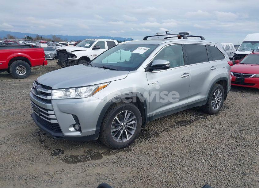 Photo 2 of 2019 Toyota Highlander HYBRID XLE (VIN 5TDJGRFH1KS055686)