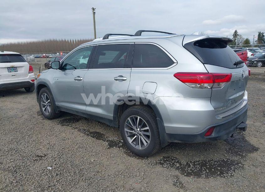 Photo 3 of 2019 Toyota Highlander HYBRID XLE (VIN 5TDJGRFH1KS055686)