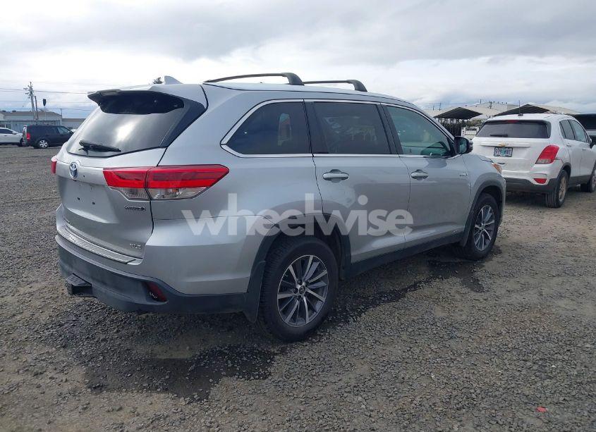Photo 4 of 2019 Toyota Highlander HYBRID XLE (VIN 5TDJGRFH1KS055686)