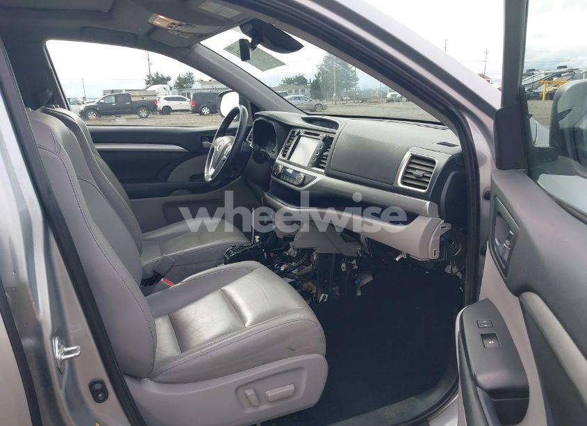 Photo 5 of 2019 Toyota Highlander HYBRID XLE (VIN 5TDJGRFH1KS055686)