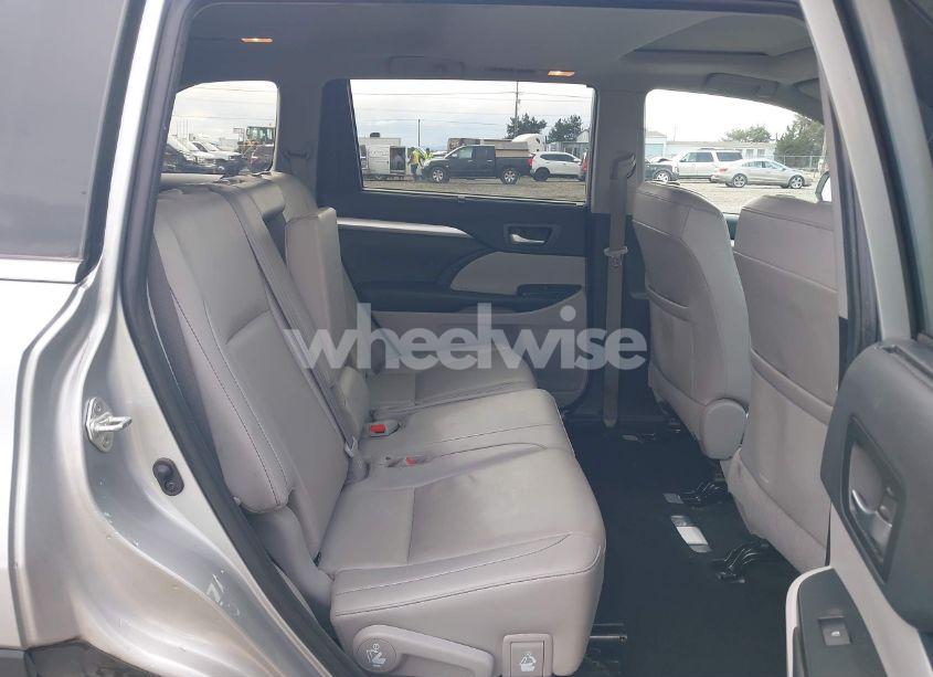 Photo 8 of 2019 Toyota Highlander HYBRID XLE (VIN 5TDJGRFH1KS055686)