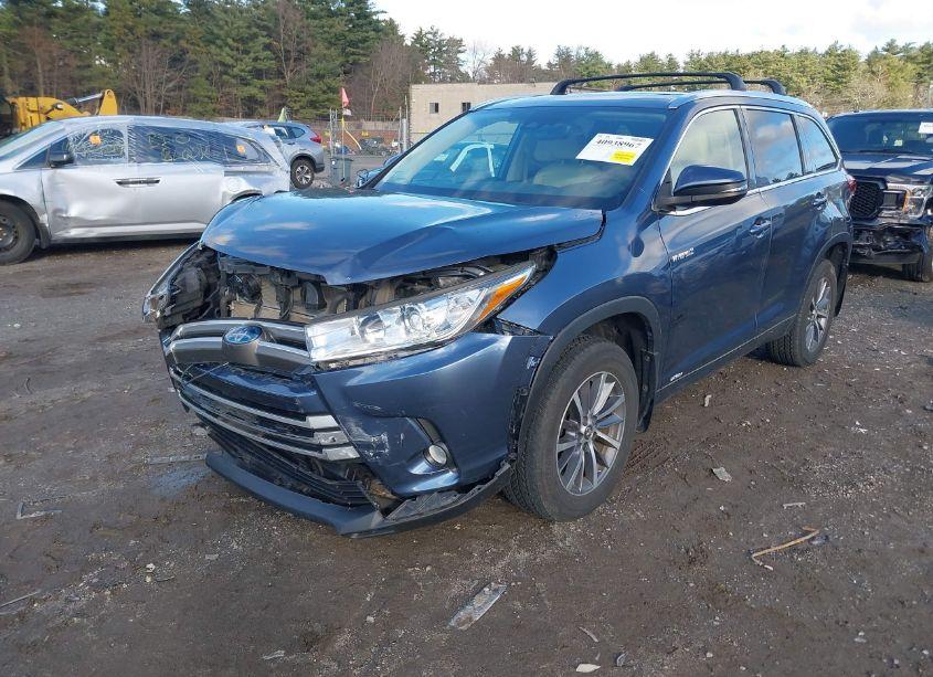 Photo 2 of 2018 Toyota Highlander HYBRID XLE (VIN 5TDJGRFH2JS044131)