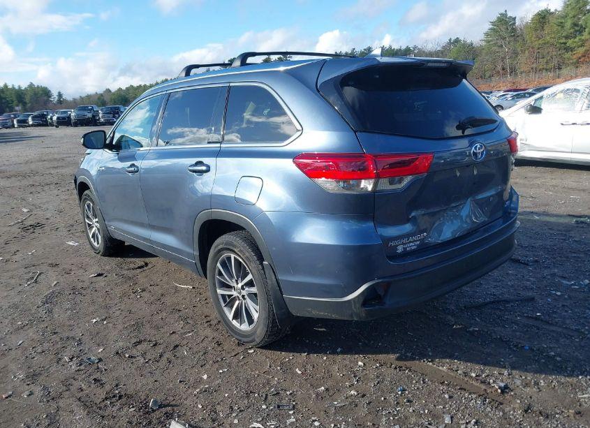 Photo 3 of 2018 Toyota Highlander HYBRID XLE (VIN 5TDJGRFH2JS044131)