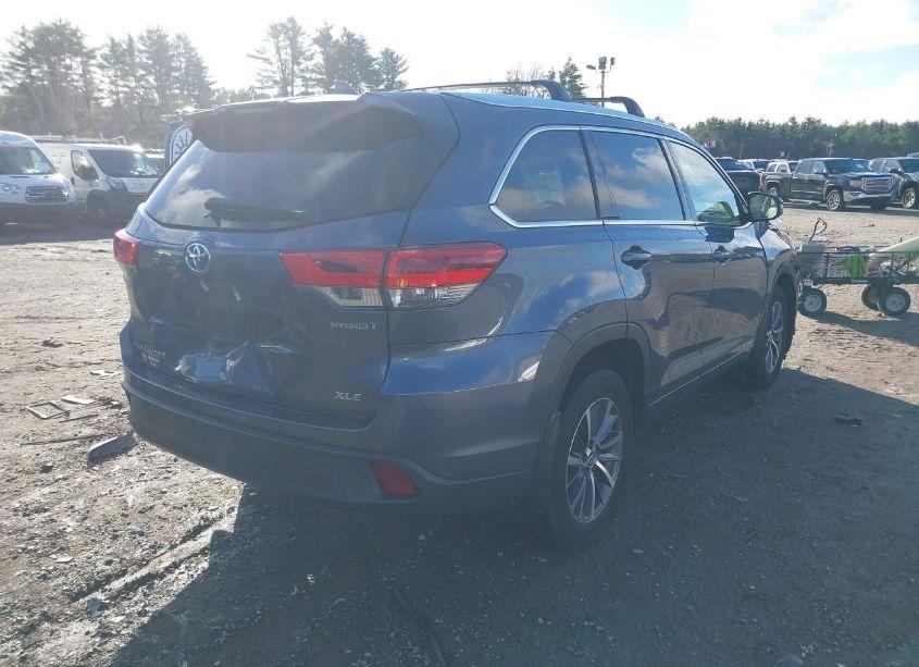 Photo 4 of 2018 Toyota Highlander HYBRID XLE (VIN 5TDJGRFH2JS044131)
