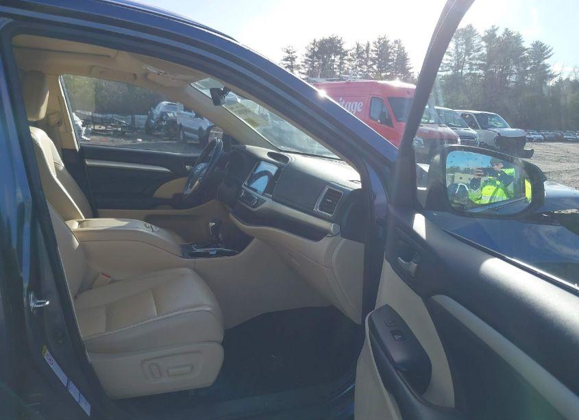 Photo 5 of 2018 Toyota Highlander HYBRID XLE (VIN 5TDJGRFH2JS044131)