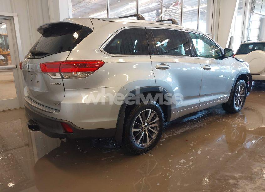 Photo 4 of 2017 Toyota Highlander HYBRID XLE (VIN 5TDJGRFH3HS023895)