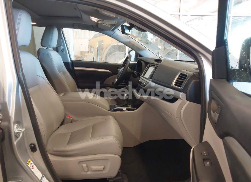 Photo 5 of 2017 Toyota Highlander HYBRID XLE (VIN 5TDJGRFH3HS023895)