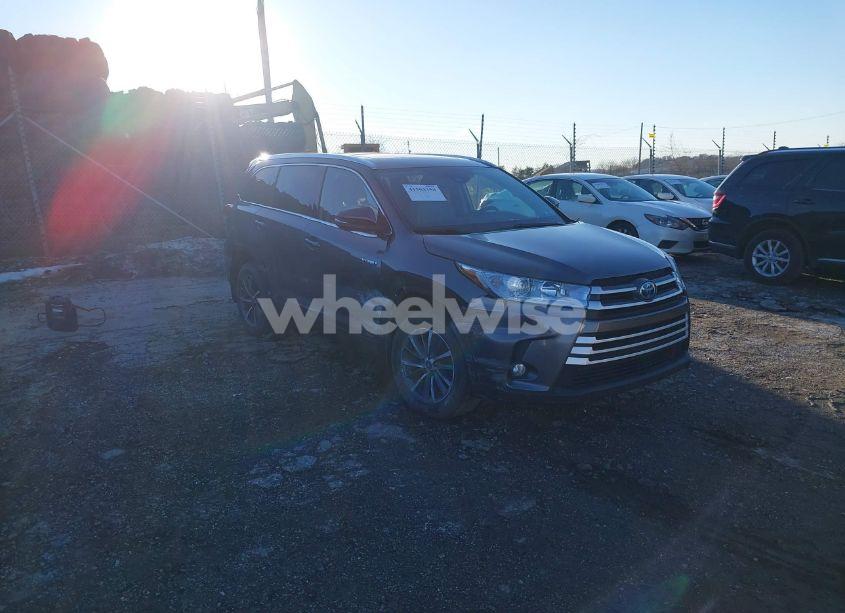 2019 Toyota Highlander HYBRID XLE (VIN 5TDJGRFH3KS052658) main photo