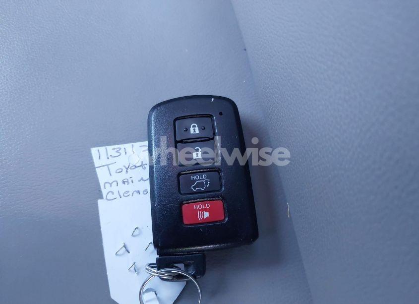 Photo 11 of 2019 Toyota Highlander HYBRID XLE (VIN 5TDJGRFH3KS052658)