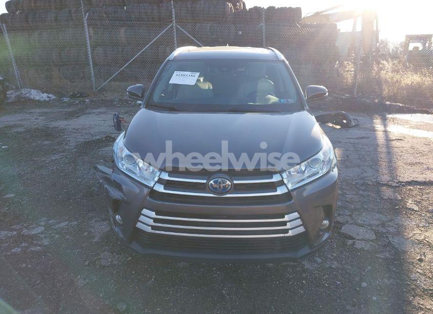 Photo 12 of 2019 Toyota Highlander HYBRID XLE (VIN 5TDJGRFH3KS052658)