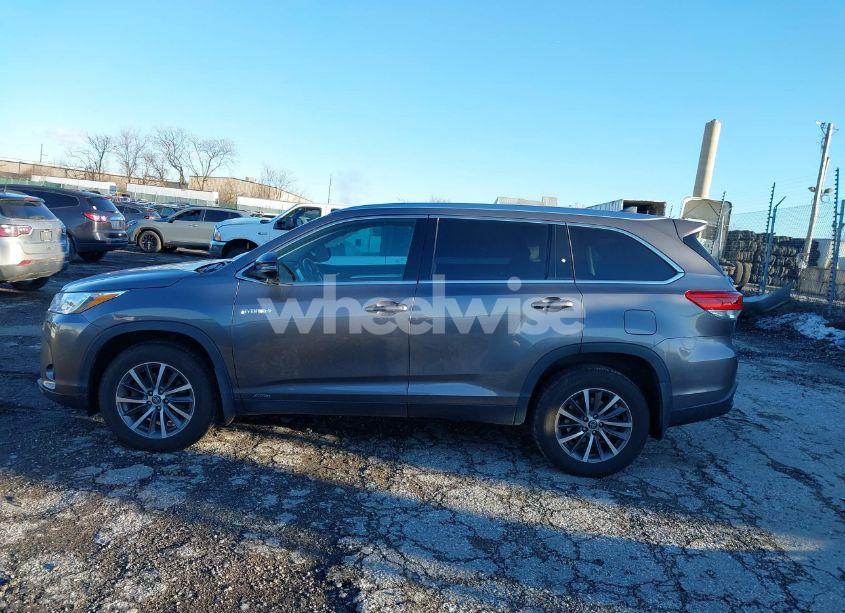 Photo 14 of 2019 Toyota Highlander HYBRID XLE (VIN 5TDJGRFH3KS052658)
