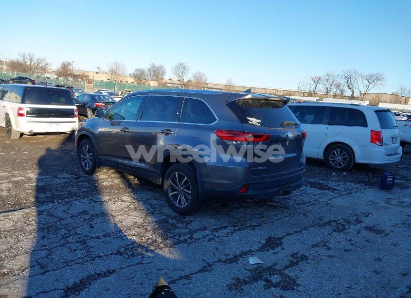 Photo 3 of 2019 Toyota Highlander HYBRID XLE (VIN 5TDJGRFH3KS052658)