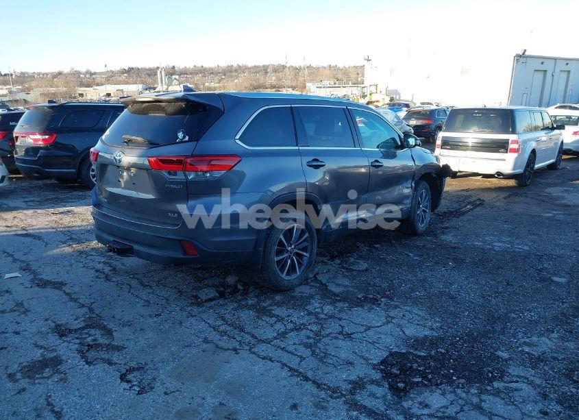 Photo 4 of 2019 Toyota Highlander HYBRID XLE (VIN 5TDJGRFH3KS052658)