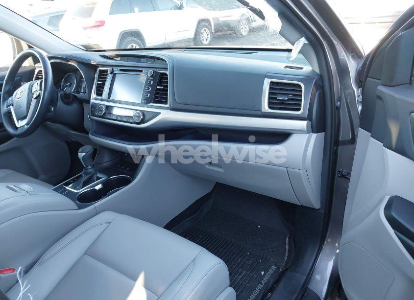 Photo 5 of 2019 Toyota Highlander HYBRID XLE (VIN 5TDJGRFH3KS052658)