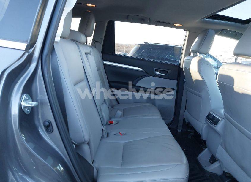 Photo 8 of 2019 Toyota Highlander HYBRID XLE (VIN 5TDJGRFH3KS052658)