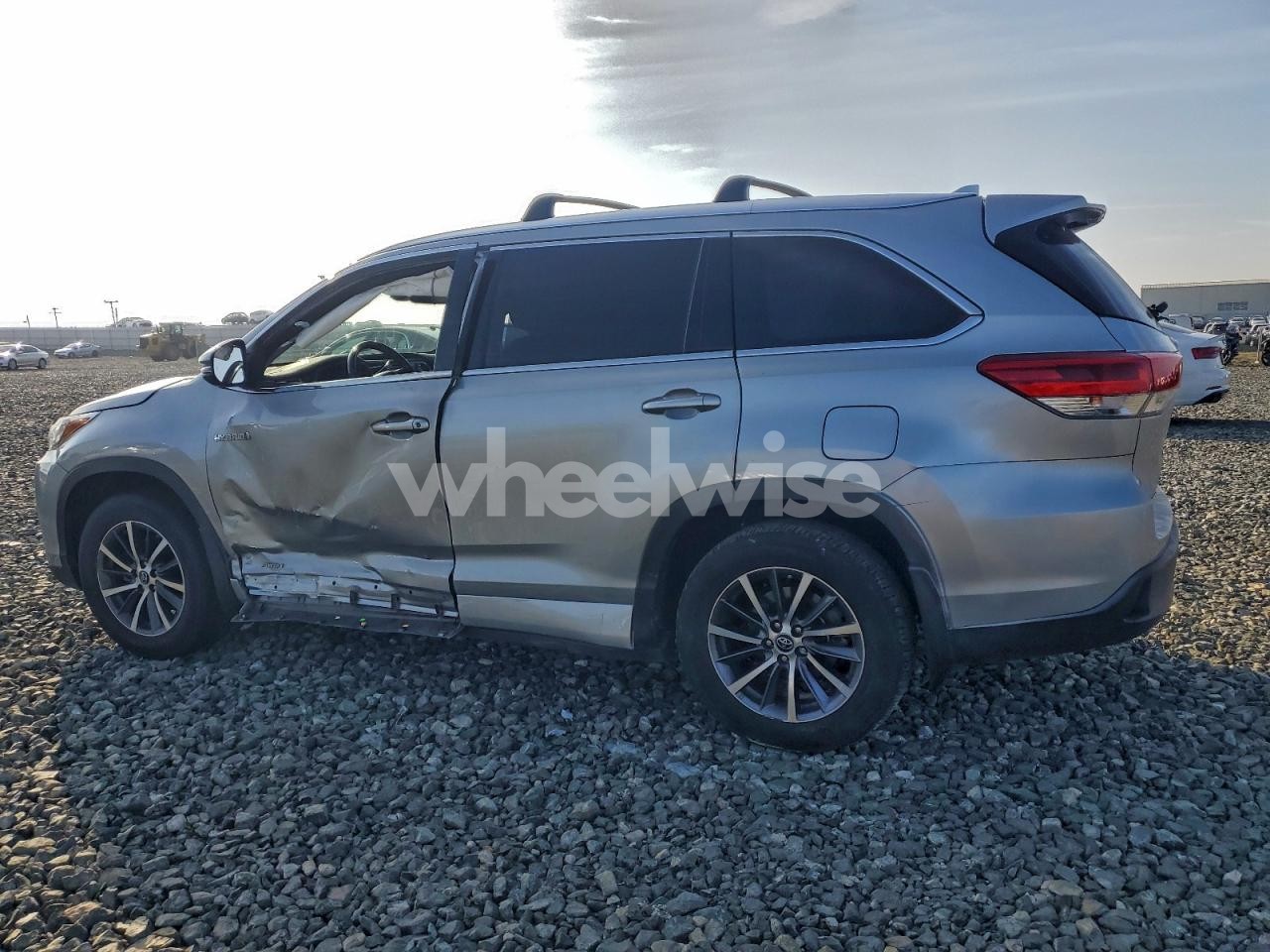 Photo 2 of 2018 TOYOTA HIGHLANDER HYBRID (VIN 5TDJGRFH5JS038291)