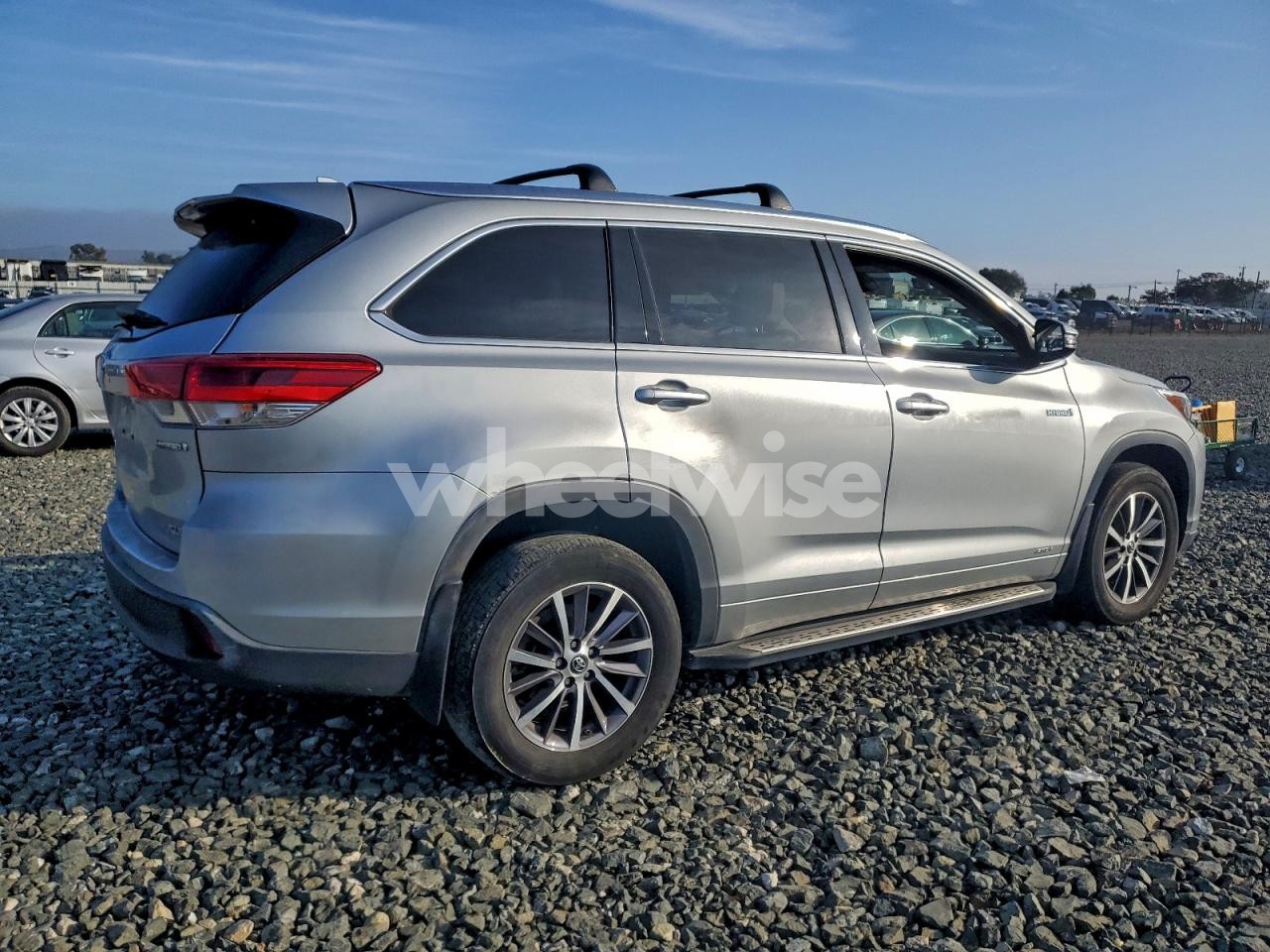 Photo 3 of 2018 TOYOTA HIGHLANDER HYBRID (VIN 5TDJGRFH5JS038291)