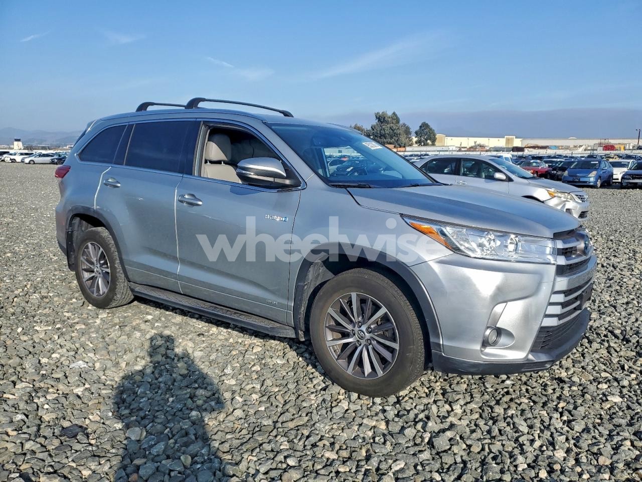 Photo 4 of 2018 TOYOTA HIGHLANDER HYBRID (VIN 5TDJGRFH5JS038291)
