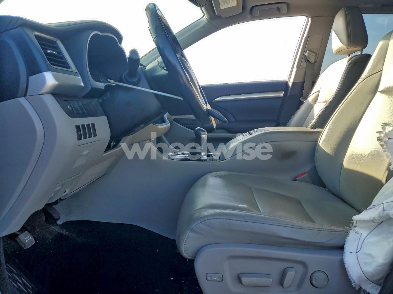 Photo 7 of 2018 TOYOTA HIGHLANDER HYBRID (VIN 5TDJGRFH5JS038291)