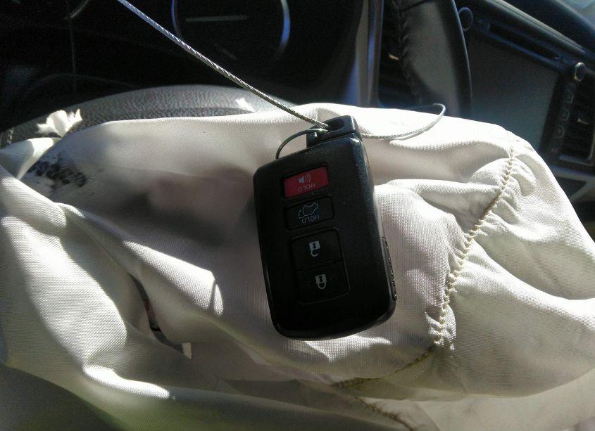 Photo 11 of 2019 Toyota Highlander HYBRID XLE (VIN 5TDJGRFH5KS060728)