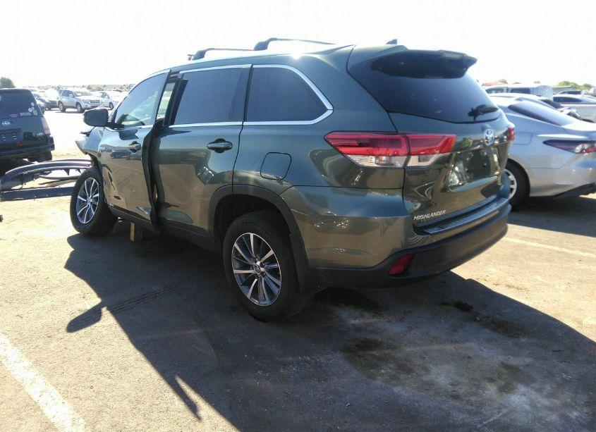 Photo 3 of 2019 Toyota Highlander HYBRID XLE (VIN 5TDJGRFH5KS060728)