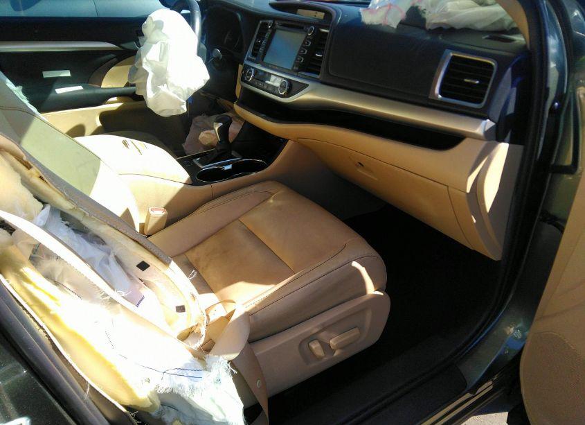 Photo 5 of 2019 Toyota Highlander HYBRID XLE (VIN 5TDJGRFH5KS060728)