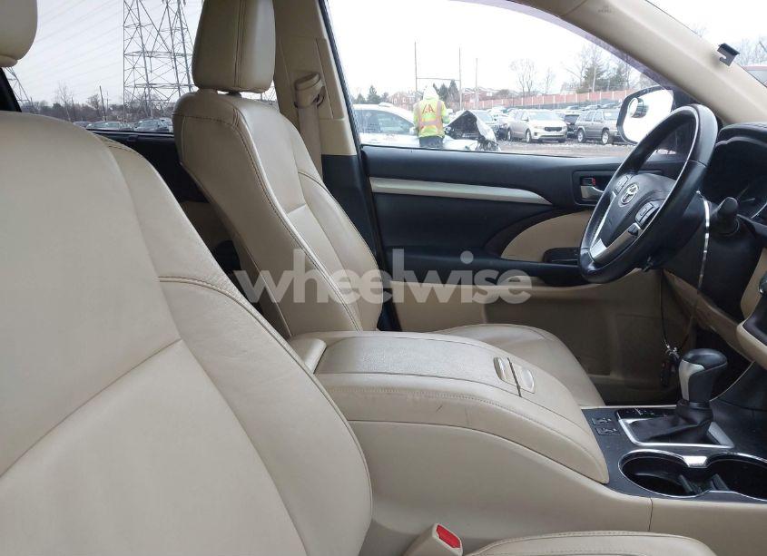 Photo 5 of 2017 Toyota Highlander HYBRID XLE (VIN 5TDJGRFH6HS030792)