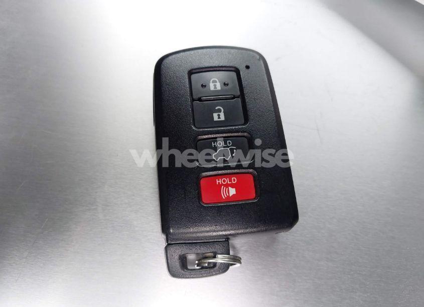 Photo 11 of 2018 Toyota Highlander HYBRID XLE (VIN 5TDJGRFH6JS047582)