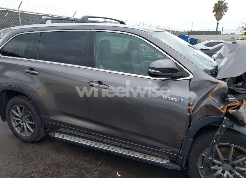 Photo 14 of 2018 Toyota Highlander HYBRID XLE (VIN 5TDJGRFH6JS047582)