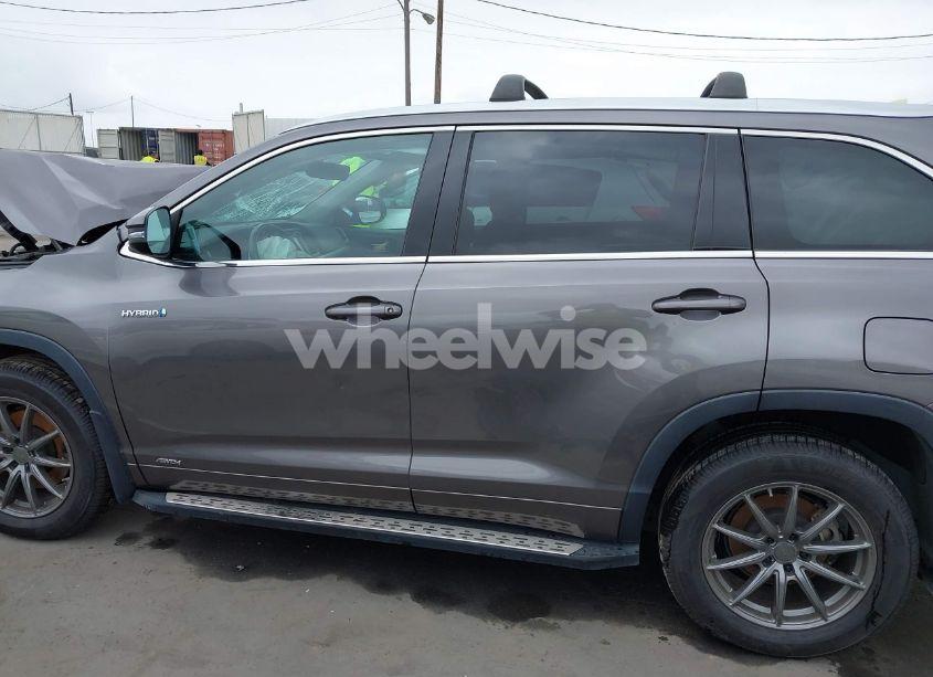 Photo 15 of 2018 Toyota Highlander HYBRID XLE (VIN 5TDJGRFH6JS047582)