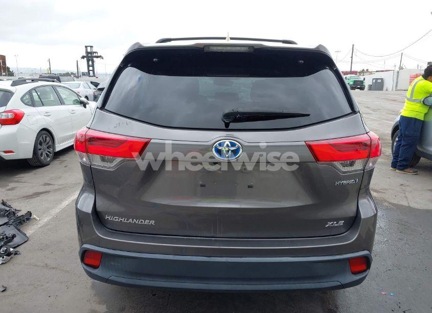 Photo 17 of 2018 Toyota Highlander HYBRID XLE (VIN 5TDJGRFH6JS047582)