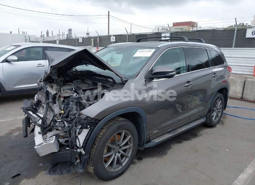 Photo 2 of 2018 Toyota Highlander HYBRID XLE (VIN 5TDJGRFH6JS047582)
