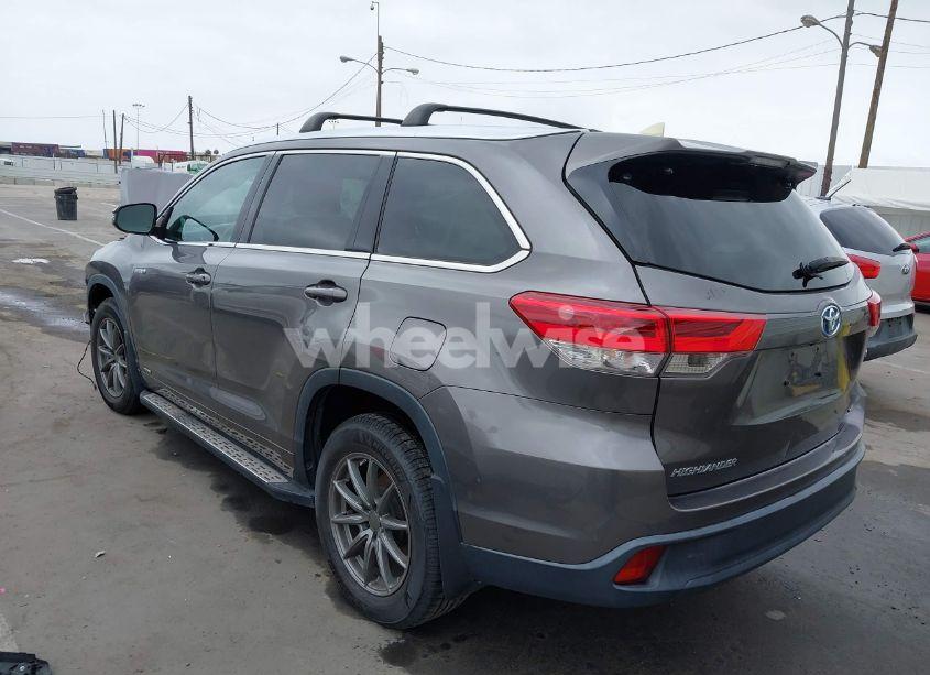 Photo 3 of 2018 Toyota Highlander HYBRID XLE (VIN 5TDJGRFH6JS047582)
