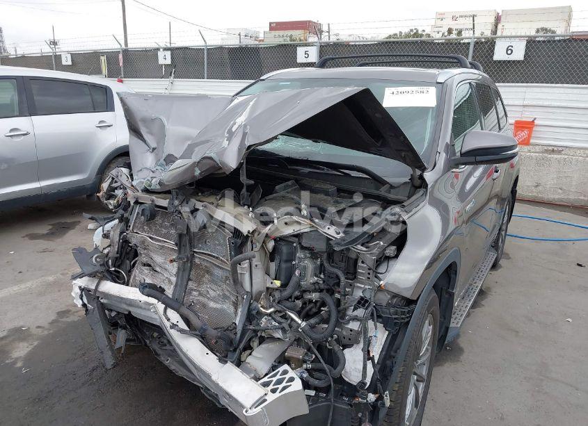 Photo 6 of 2018 Toyota Highlander HYBRID XLE (VIN 5TDJGRFH6JS047582)