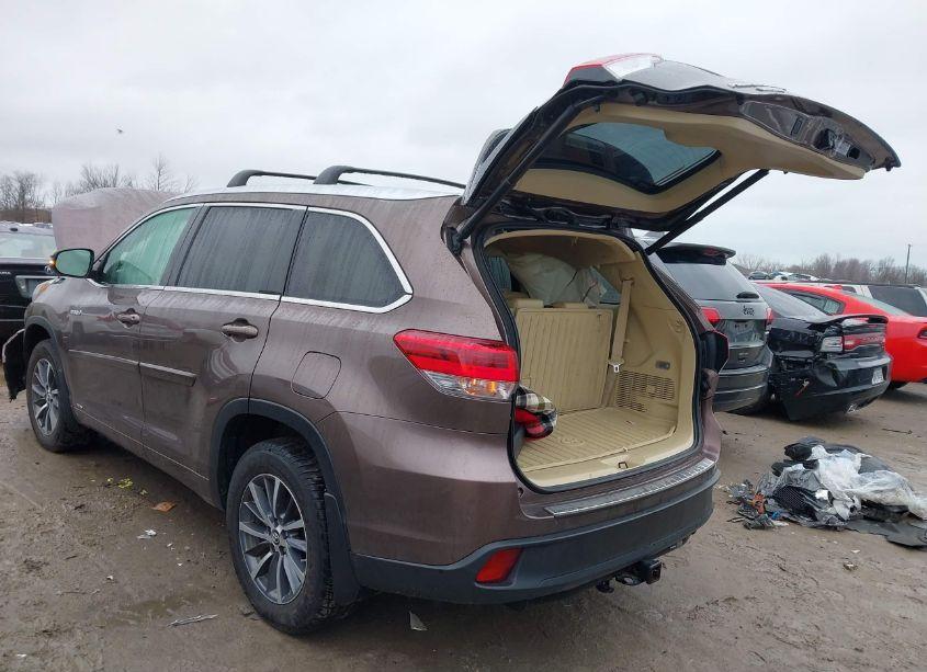 Photo 3 of 2017 Toyota Highlander HYBRID XLE (VIN 5TDJGRFH7HS035192)