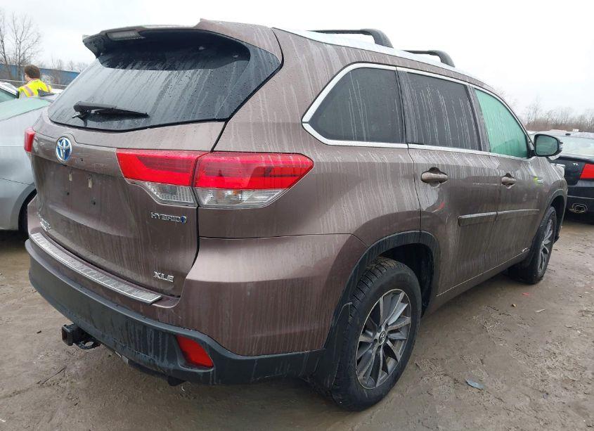 Photo 4 of 2017 Toyota Highlander HYBRID XLE (VIN 5TDJGRFH7HS035192)