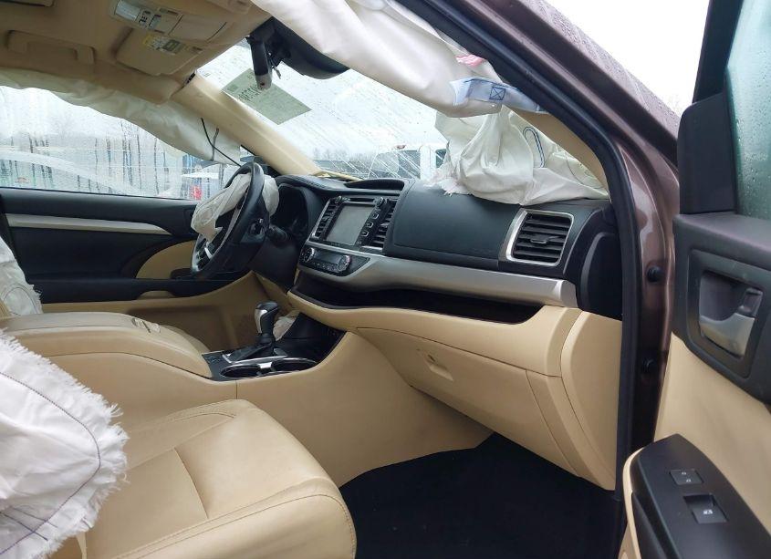 Photo 5 of 2017 Toyota Highlander HYBRID XLE (VIN 5TDJGRFH7HS035192)